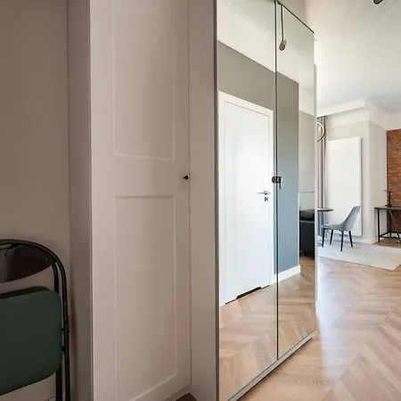 Metro Mlociny Deluxe By Bookinghost Warschau