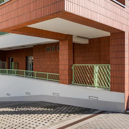 Metro Mlociny Deluxe By Bookinghost *