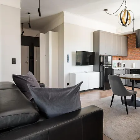 Metro Mlociny Deluxe By Bookinghost *