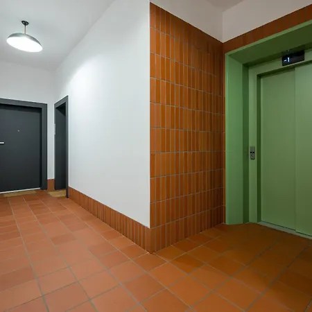 Metro Mlociny Deluxe By Bookinghost *