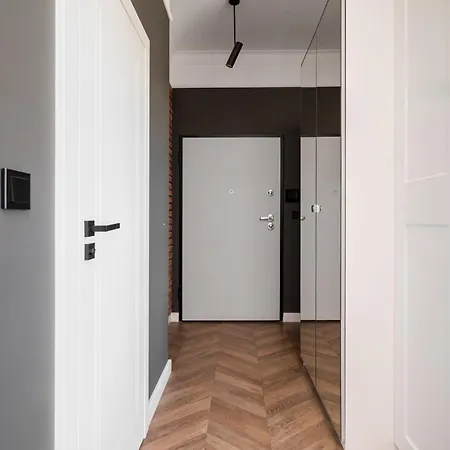 Metro Mlociny Deluxe By Bookinghost