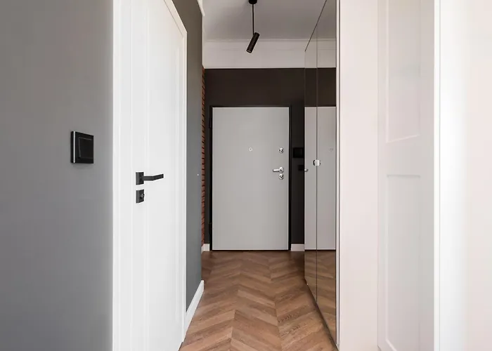 Metro Młociny Deluxe By Bookinghost